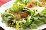 簡単アレンジ！鯛の刺身でつくる前菜！春菊と鯛のアーモンドオイルサラダ