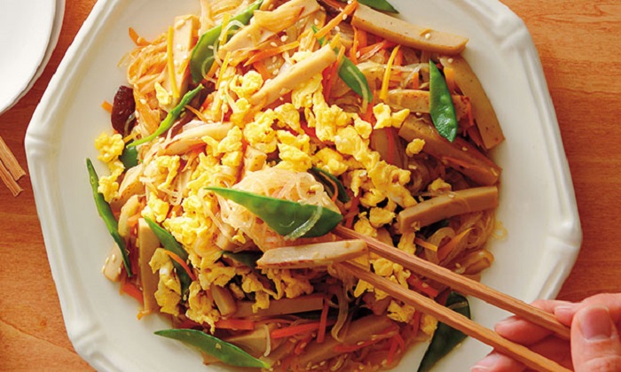 さっと炒めるだけの簡単レシピ!たっぷり野菜のチャプチェ