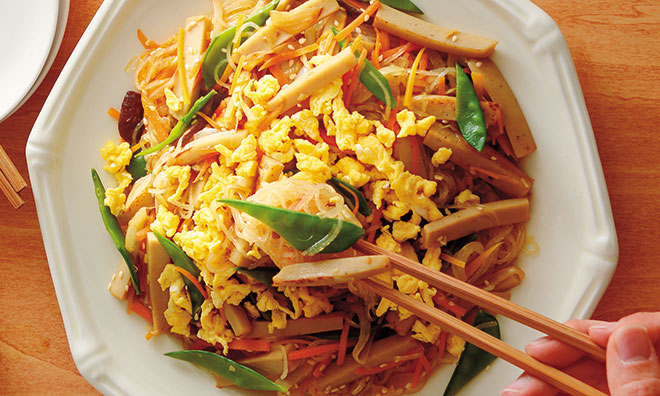 さっと炒めるだけの簡単レシピ!たっぷり野菜のチャプチェ