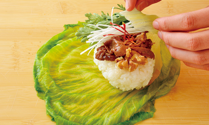 ごはんと一緒に野菜も食べられる！春菊と牛肉のレタス包み