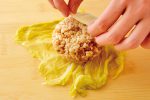 お子さんも食べやすい！白菜漬けの鶏そぼろむすび