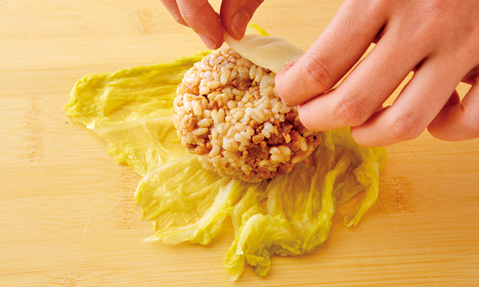 お子さんも食べやすい!白菜漬けの鶏そぼろむすび