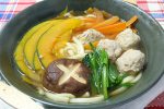 【一皿・時短】1人用鍋で作る！蓮根入りつくねの煮込みうどん