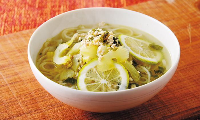 ヘルシーなセロリと鶏肉の汁麺のレシピ