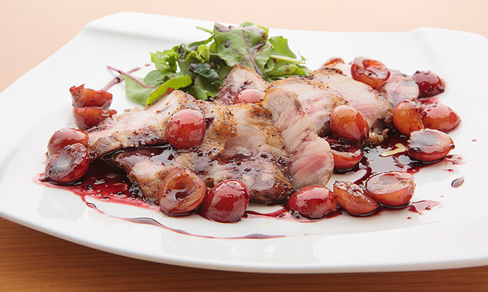 豚バラ肉のソテーさくらんぼと赤ワインのソースのレシピ
