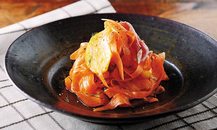 「柿とにんじん生ハムのサラダ」のレシピ（作り方）