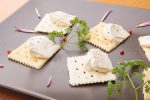 クリームチーズのクロスティーニ 味噌風味のレシピ（作り方）