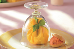 あわいパステルでふんわりふわり。「サーモンのムース」と「ポテトサラダの茶巾」