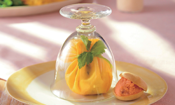 あわいパステルでふんわりふわり。「サーモンのムース」と「ポテトサラダの茶巾」