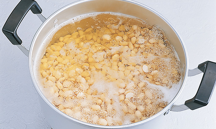 大豆を煮てやわらかくする