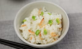 【とにかく簡単】食欲をそそるお手軽メニュー「枝豆と桜海老の混ぜごはん」