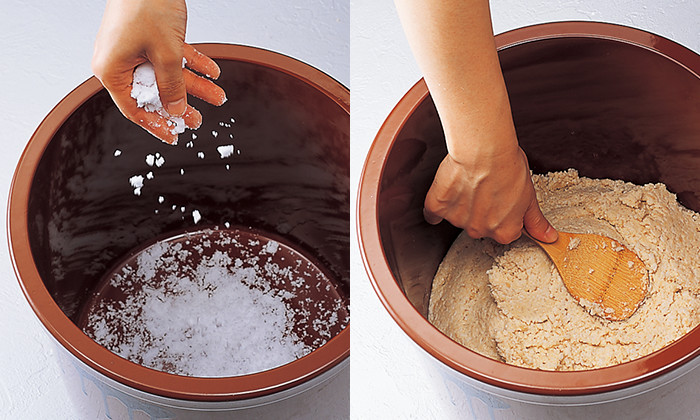容器に塩をふり味噌をつめる