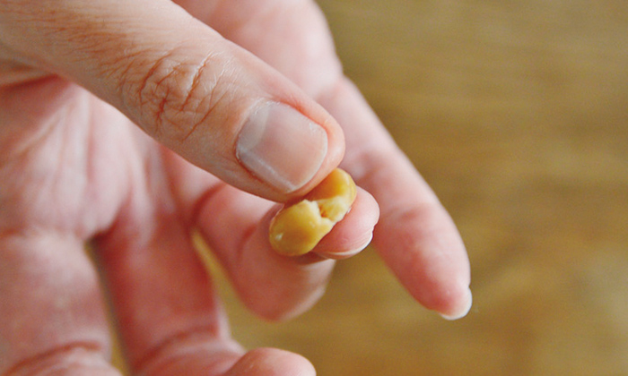 親指と薬指で軽く押さえてつぶれるくらいにれば茹であがり